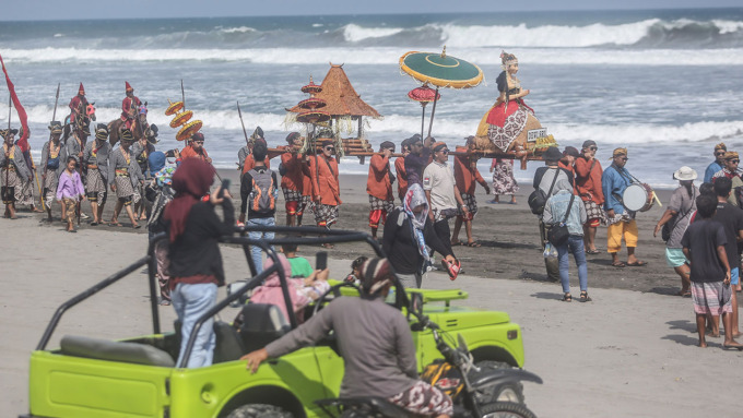 Warga Padukuhan Mancingan mengarak patung Dewi Sri saat upacara Jaladri di pesisir Pantai Parangkusumo, Bantul, Selasa (7/6). Jaladri digelar sebagai ungkapan syukur kepada Tuhan YME atas berkah dan rahmatnya kepada masyarakat. Tradisi ini baru pertama di