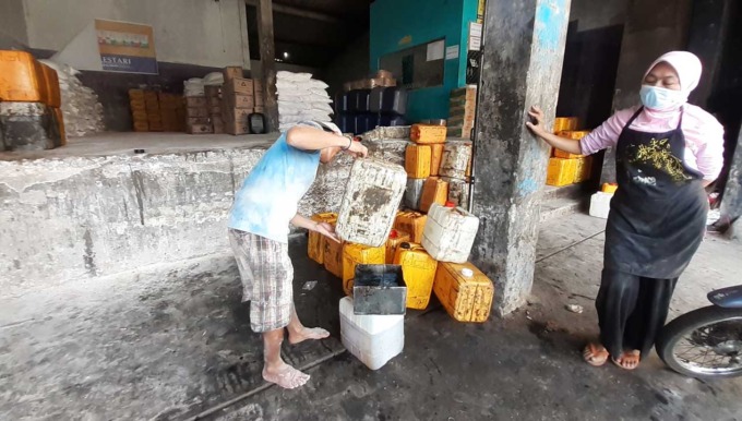TUANG : Suasana transaksi minyak goreng curah di Toko Grosir Lestari, salah satu distributor minyak goreng di wilayah Bantul pada, (30/6).(IWAN NURWANTO)