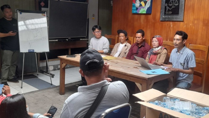 MENGADU : Pedagang menjelaskan denah permindahan pengasong yang makin jauh dari Candi Borobudur.(SITI FATIMAH/RADAR JOGJA)