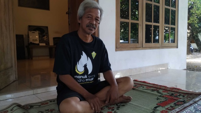 BERSANTAI : Susilo Nugroho, atau yang akrab disapa Den Baguse Ngarso saat ditemui di kediamannya. Setelah pensiun sebagai ASN, Susilo aktif mengajarkan sejarah melalui kesenian ketoprak.(IWAN NURWANTO/RADAR JOGJA)