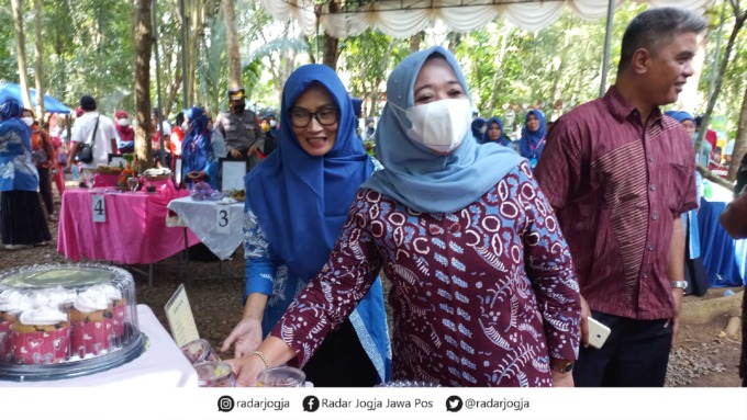 DIBUKA: Bupati Sleman Kustini Sri Purnomo saat mengunjungi stan festival gelar produk KWT di Wana Rahayu, Sumberahayu, Moyudan (5/6).(MEITIKA CANDRA LANTIVA/RADAR JOGJA )