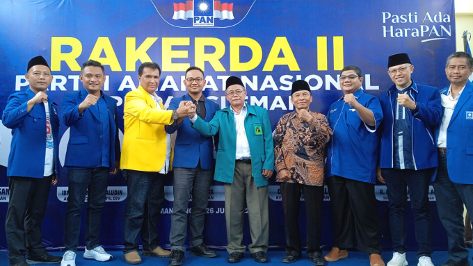 KOMPAK: Anggota DPD Partai Amanat Nasional (PAN) Sleman setelah menggelar rapat kerja daerah (Rakerda) II di Kantor DPD PAN Sleman kemarin (26/6).(UIN YANUARWATI/RADAR JOGJA)