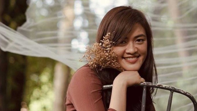 SEMRINGAH : Penyanyi Aurelia Laura akhirnya dapat menelurkan single pertamanya berjudul Menyongsong Fajar. Mempunyai impian menjadi penyanyi sejak kecil, justru karya baru muncul di usia ke-30. Usia, baginya bukan penghalang untuk berkarya.(AURELIA LAURA/