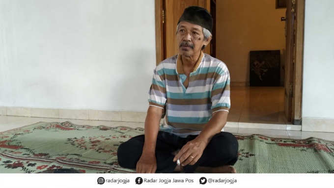 TOKOH ANTAGONIS: Susilo Nugroho, pemeran Den Baguse Ngarso dalam serial “Mbangun Desa” saat ditemui Radar Jogja di kediamannya, Kampung Jogokaryan, Kota Jogja, Kamis (3/6).(IWAN NURWANTO/RADAR JOGJA)