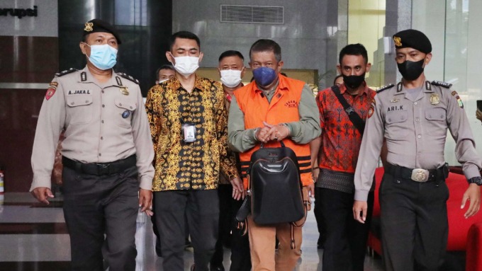DIBORGOL: Mantan Wali Kota Jogja Haryadi Suyuti (HS) memakai rompi tahanan resmi ditahan KPK, Jakarta, kemarin (3/6). KPK menetapkan HS sebagai tersangka kasus suap perizinan apartemen. Selain HS, KPK juga menahan Kepala Dinas DPMPTSP Kota Jogja Nurwidhih