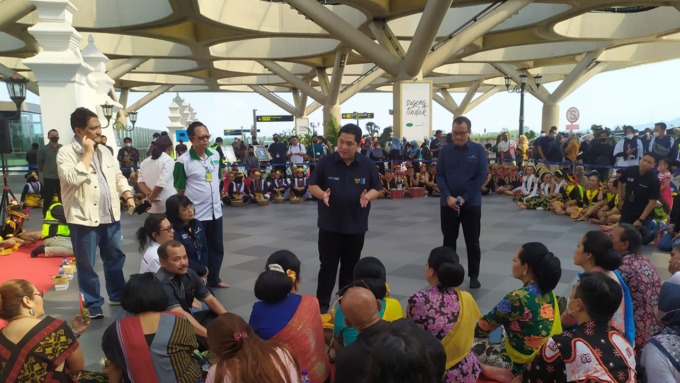 SHARING: Menteri BUMN Erick Thohir berdialog dengan pelaku seni dan budaya di DIJ saat menghadiri Temu Budaya di area Drop Zone Keberangkatan Yogyakarta International Airport (YIA) Temon, Kulonprogo.(HENDRI UTOMO / RADAR JOGJA)