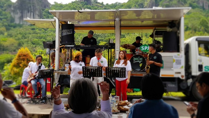 MENGHIBUR – Grup musik Surabaya Pahlawan Jazz (SPJ) sukes menghibur tamu undangan dan penikmat musik di objek wisata Gunung Api Purba, Nglanggeran, Patuk (1/6).(ISTIMEWA)