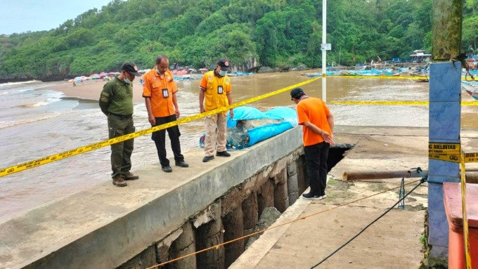 BERBAHAYA: Beginilah kondisi talud penahan abrasi di Pantai Baron yang ambrol, (1/6).(Tim SAR for Radar Jogja)