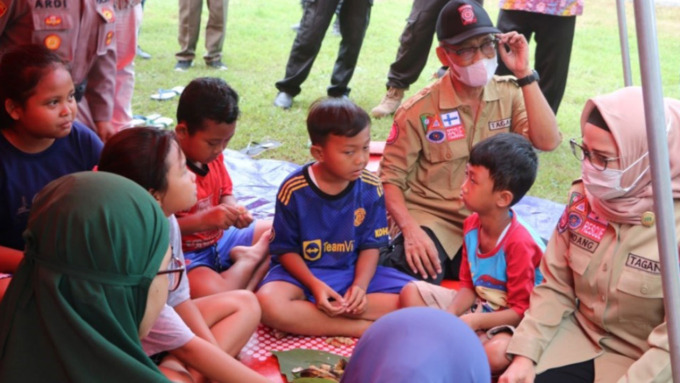 TANGGAP BENCANA: Simulasi penanganan bencana di sela pengukuhan Tim KSB Banyuroto, Kapanewon Nanggulan.(HENDRI UTOMO/RADAR JOGJA)