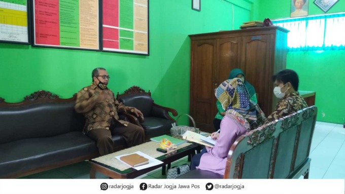 AUDIENSI: Orang tua siswa yang dilarang mengikuti ujian karena masalah biaya saat menemui guru di SMP Muhammadiyah Banguntapan kemarin (10/6).(IWAN NURWANTO/RADAR JOGJA)