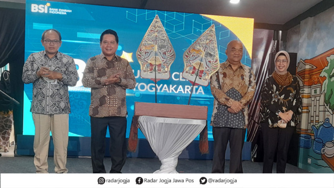PERESMIAN: Dari kiri, Asisten Perekonomian dan Pembangunan Setda Kota Jogja Kadri Renggono, Direktur Utama BSI Hery Gunardi, Wakil Gubernur DIJ Paku Alam, dan Direktur Compliance & Human Capital BSI Tribuana Tunggadewi (saat meluncurkan BSI UMKM Cente