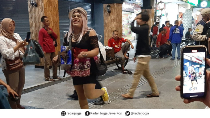 CIRI KHAS: Penampilan Wik Wik Ambyar saat menghibur pejalan kaki di jalur pedestrian Malioboro belum lama ini. Meski pengamen di Malioboro dia kerap diminta tampil di televisi nasional.(WINDA ATIKA IRA P/RADAR JOGJA)