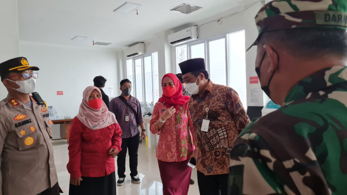 TINJAU: Bupati Magelang beserta jajaran Forkompimda saat meresmikan gedung laboratorium dan instalasi farmasi Kabupaten Magelang yang dilanjutkan dengan peninjauan gedung.(Naila Nihayah/Radar Jogja)