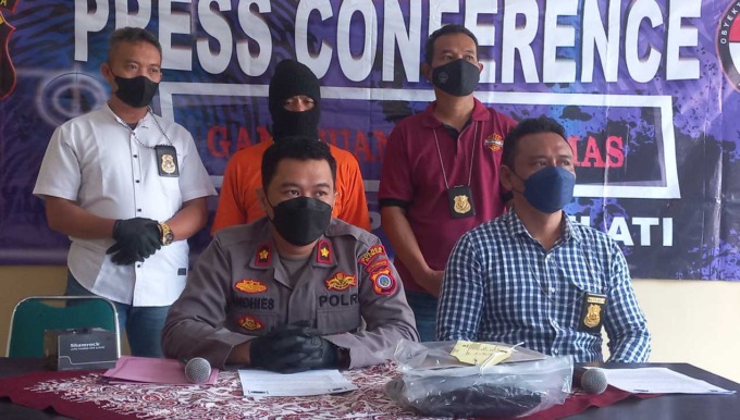 UNGKAP KASUS: Kapolsek Mlati Kompol Andhies F Utomo dan jajarannya saat menggelar konferensi pers di kantornya,  (30/6).(MEITIKA CANDRA LANTIVA/RADAR JOGJA )