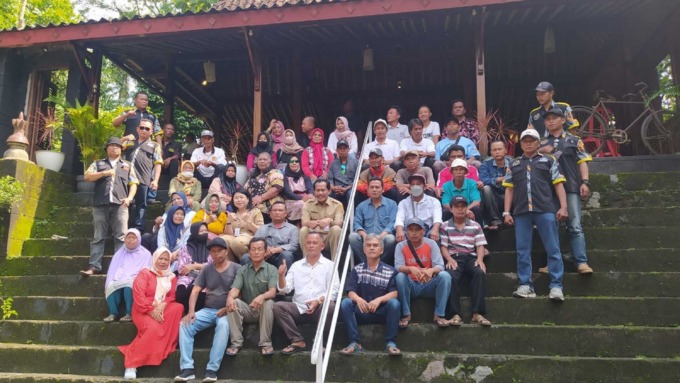 WADUL: Puluhan perwakilan pedagang asongan di Candi Borobudur mengeluh kepada Gubernur Jateng Ganjar Pranowo soal larangan berjualan di zona 2.(Naila Nihayah/Radar Jogja)