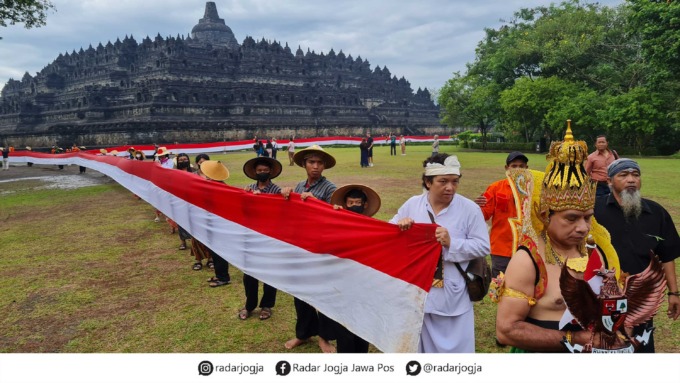 ARAK-ARAK: Bendera merah putih dengan lebar 1.000 meter dibentangkan mengelilingi Candi Borobudur, kemudian diarak menuju Gerbang Patung Gajah, Kembanglimus.(NAILA NIHAYAH/RADAR JOGJA)