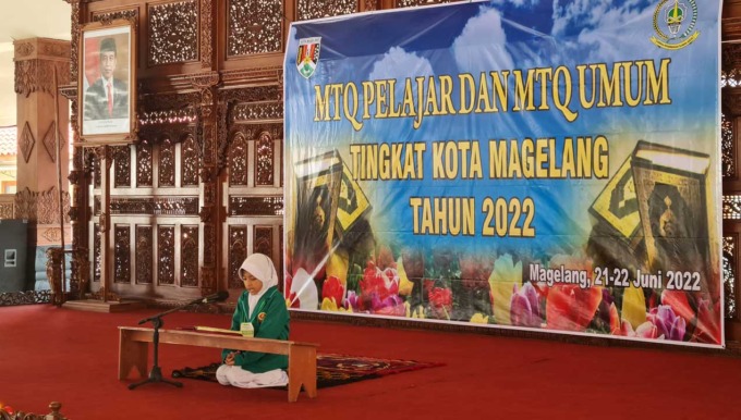 KHUSYUK: Seorang peserta tengah membacakan ayat-ayat Al-Quran pada lomba MTQ di Pondopo Pengabdian Kota Magelang.(NAILA/NIHAYAH/RADAR JOGJA)