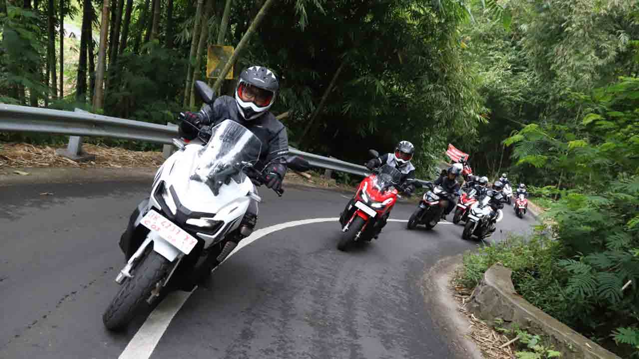 TIPS BERKENDARA: Berkendara di jalanan dengan tanjakan terjal ataupun turunan curam kerap mendapat perhatian istimewa. Melewati kedua jalur jalan ini, kita tidak hanya dituntut meningkatkan kewaspadaan namun juga keterampilan dan kesabaran. (HONDA FOR RAD