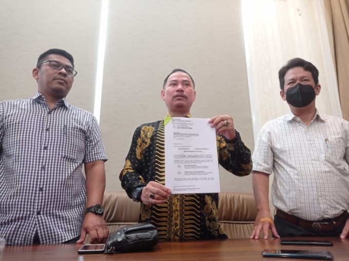 LURUSKAN : Penasihat hukum Erny Kusumawati dan Lintang Patria Anantya Rukmi dari Hamza Akhlis Mukhidin,S.Sn.,S.H.,M. meluruskan pemberitaan di salah satu media online tentang pemberitaan hukuman 7 tahun penjara kliennya. (ISTIMEWA)