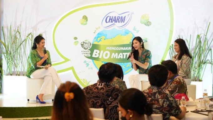 CINTA LINGKUNGAN : Dalam rangka menyambut Hari Lingkungan Hidup se-Dunia, PT Uni-Charm Indonesia Tbk meluncurkan produk pembalut wanita Charm Herbal Ansept+ Bio pertama di Unicharm Group yang menggunakan Bio Material berasal dari tumbuhan tebu, Jumat (1/6