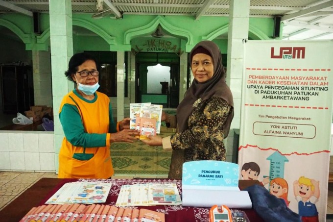 DETEKSI DINI: Ketua Tim Pengabdian Masyarakat FKIK UMY Dra Yoni Astuti MKes PhD (kanan) bersama perwakilan Posyandu Tirta Sari saat penyuluhan pencegahan stunting, pada Sabtu 16 Juli 2022. (FOTO: ISTIMEWA)