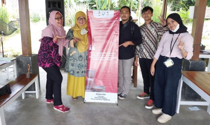 MEDIA SOSIAL: Tim pengabdian masyarakat UMY saat melakukan pedampingan terhadap perajin untuk memasarkan gerabah melalui Instagram di Kasongan Bantul pada Sabtu 30 Juli 2022. (ISTIMEWA)