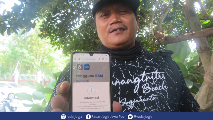 ERROR : Warga pembeli Pertalite menunjukkan kendala eror di website Pertamina saat mendaftar untuk membeli Pertalite di SPBU Giwangan, Jumat (1/7). (DWI AGUS/RADAR JOGJA)