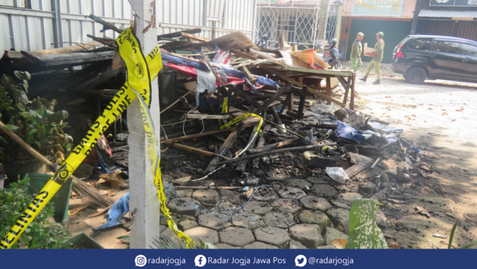 TERBAKAR : Gerobak angkringan di ruko Babarsari dibakar orang tak dikenal, Senin malam (4/7). (DWI AGUS/RADAR JOGJA)