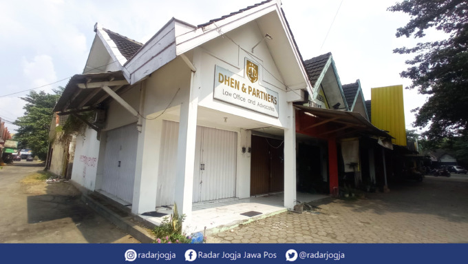 SALAH SASARAN : Kantor Dhen and Partners Law Office and Advocates menjadi objek salah sasaran atas kericuhan di Ruko Babarsari. (DWI AGUS/RADAR JOGJA)
