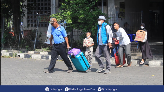 RAMAI : Lonjakan wisatawan terjadi saat momen libur sekolah terlihat di Terminal Giwangan selama beberapa pekan terakhir. (ANNISSA KARIN/RADAR JOGJA)