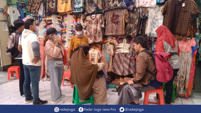 PANEN : Libur sekolah jadi momen yang tepat bagi para penjual pakaian di Pasar Beringharjo untuk kembali meraup keuntungan. (ANNISSA KARIN/RADAR JOGJA)
