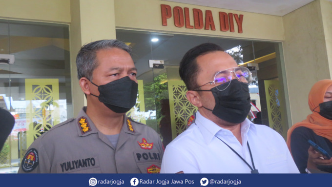 CEKATAN : Ditreskrimum Polda DIJ Kombes Pol Ade Ary Syam (kemeja putih) didampingi Kabid Humas Polda DIJ Kombes Pol Yuliyanto pastikan penyelidikan dan penyidikan kasus ricuh Jambusari dan Babarsari berlangsung tegas. (DWI AGUS/RADAR JOGJA)