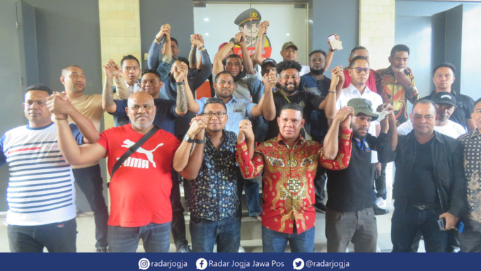 DAMAI : Perwakilan pemuda NTT, Maluku dan Papua melakukan deklarasi damai di Mapolda DIJ, Kamis (7/7). (DWI AGUS/RADAR JOGJA)