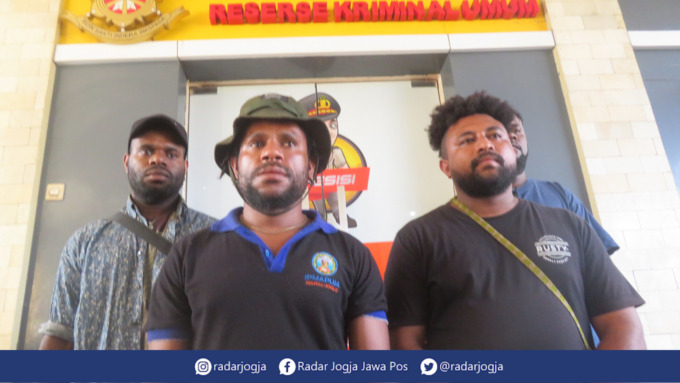 TEGAS : Presiden Mahasiswa Papua DIJ Yundi Wonda (tengah) dan Senioritas Pelajar Mahasiswa Papua DIJ Marinus Mofu (kanan) saat mendatangi Ditreskrimum Polda DIJ, Kamis (7/7). (DWI AGUS/RADAR JOGJA)
