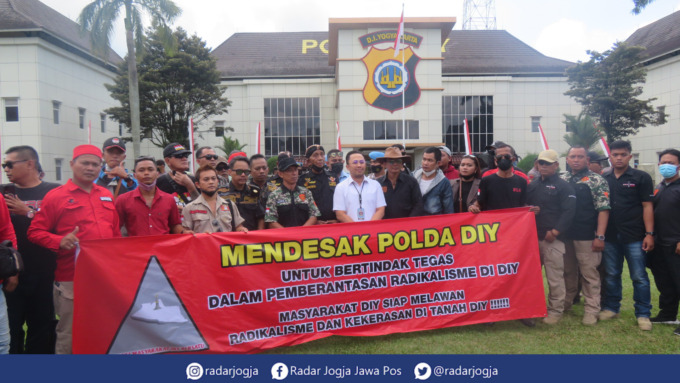 TAK PUAS : Aliansi Masyarakat DIY Bersatu menggeruduk Polda DIJ karena tak puas atas proses hukum sejumlah kericuhan di Jogjakarta, Kamis (7/7). (DWI AGUS/RADAR JOGJA)