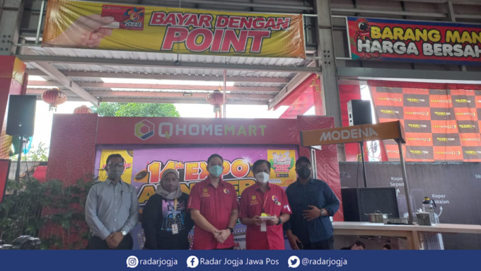 14 TAHUN : Qhomemart mengadakan event pesta mie gratis terbanyak ditengah perayaan ulang tahun ke-14, Kamis (7/7). (NITA SULISTYOWATI/RADAR JOGJA)