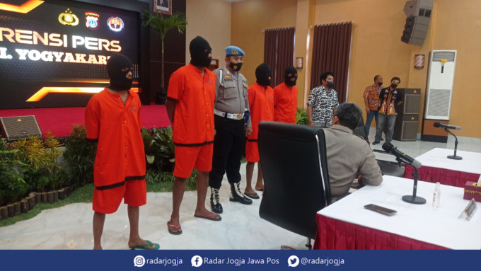 TEGAS : Ditreskrimum Polda DIJ tetap 4 tersangka atas kasus ricuh di Glow Karaoke Seturan dan Perumahan Jambusari Ngemplak. (DWI AGUS/RADAR JOGJA)