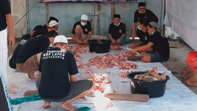 KEBERSAMAAN : Merayakan Hari Raya Idul Adha 2022, WBP Lapas Kelas IIA Wirogunan Kota Jogja memotong daging kurban di Masjid Al-Fajar Lapas Wirogunan, Minggu. (LAPAS WIROGUNAN for RADAR JOGJA)