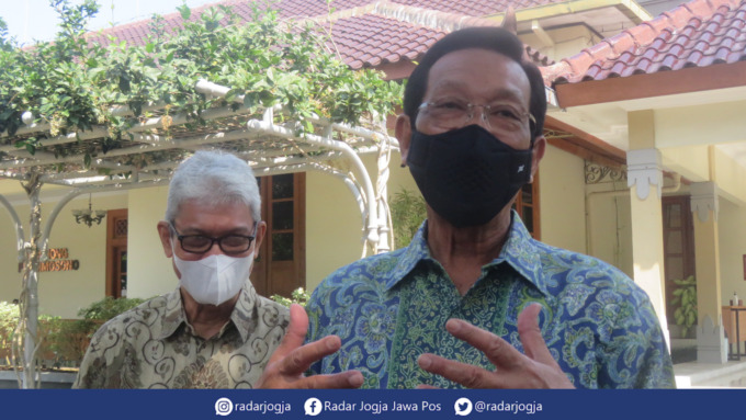 PERINDAH : Gubernur DIJ Hamengku Buwono X memastikan penataan lahan Gedung DPRD DIJ dan Teras Malioboro 2 menjadi Jogja Planning Gallery berlangsung secara bertahap. (DWI AGUS/RADAR JOGJA)