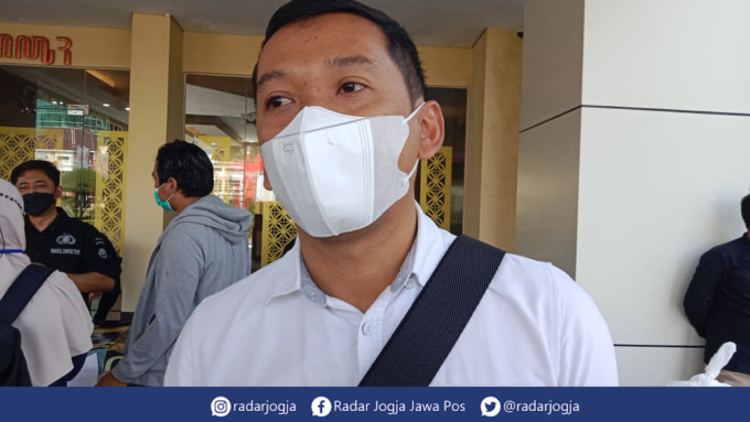 LACAK : Kasatresnarkoba Polresta Jogja Kompol Deni Irwansyah menjelaskan modus peredaran Narkotika di Jogjakarta didominasi bertemu langsung dan menggunakan jasa ekspedisi. (ANNISSA KARIN/RADAR JOGJA)