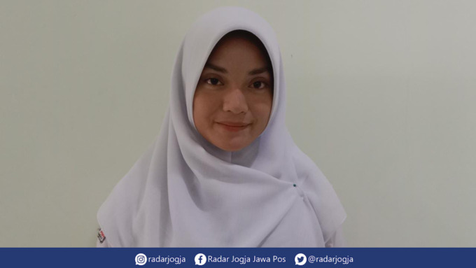 DELEGASI : Siswi SMAN 8 Jogja Ghania Taufiqa Salma Wibowo lolos seleksi paskibraka nasional saat ditemui di Kantor Diskominfosan Kota Jogja, Selasa (12/7). (ANNISSA KARIN/RADAR JOGJA)