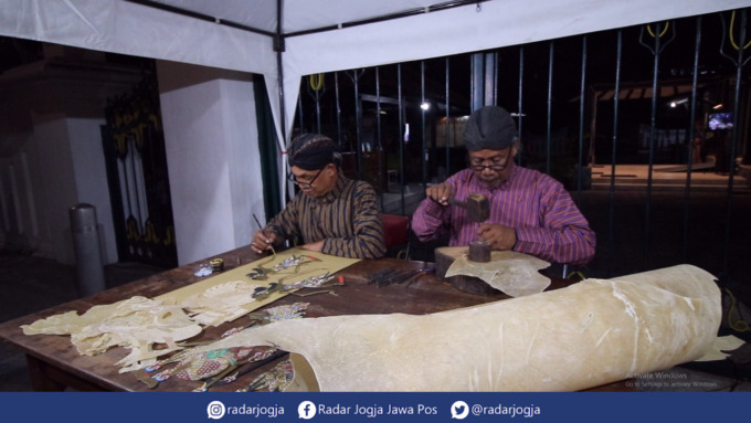 PELESTARI : Kegiatan tatah sungging wayang kulit yang digelar Museum Sonobudoyo saat kegiatan Selasa Wagen, Selasa malam (12/7). (DIVA RABIAH AL ADAWIYAH for RADAR JOGJA).
