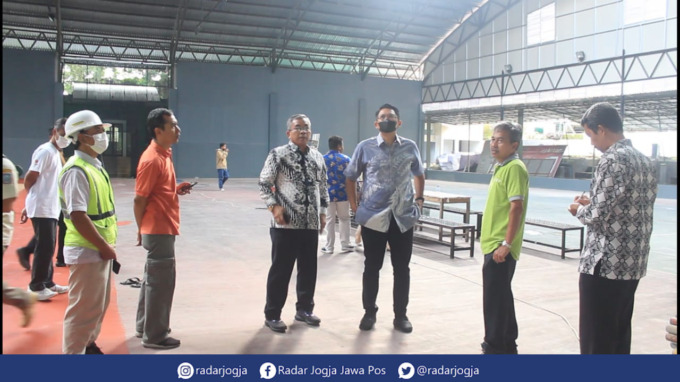 TINJAU : Wabup Sleman Danang Maharsa melakukan pengecekan dua venue Porda XVI 2022 di Lapangan Tenis Tridadi, Jumat (15/7). (ANNISSA KARIN/RADAR JOGJA)