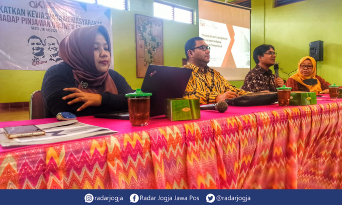 CAMILAN : Dari kiri, Rosi Kho Arliyani, RM Wibisono, I Nyoman Gunarsa, dan Retna Susanti saat seminar tentang kewaspadaan terhadap pinjaman online di Aulau Kelurahan Banguntapan, Sabtu 16 Juli 2022. (IWA IKHWANUDIN/RADAR JOGJA)