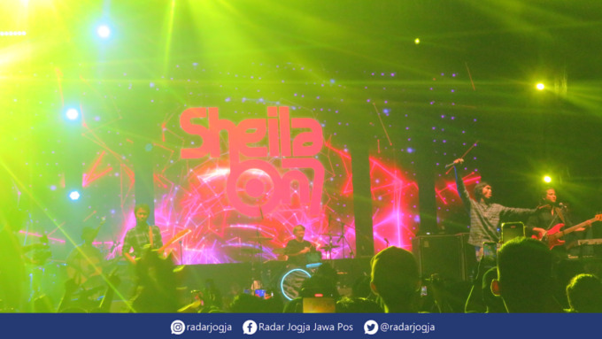 PERDANA : Konser Sheila On 7 di acara Jogja VolksWagen Festival 2022 yang berlangsung di Lapangan Siwa Candi Prambanan, Minggu malam (17/7). (DWI AGUS/RADAR JOGJA)