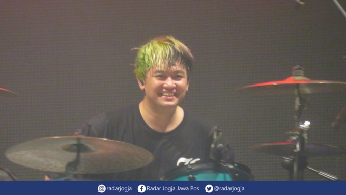 TERJAWAB: Bounty Ramdhan dipilih menjadi additional drummer Sheila On 7 saat konser di Jogja VolksWagen Festival 2022 di Lapangan Siwa Candi Prambanan, Minggu malam (17/7). (DWI AGUS/RADAR JOGJA)