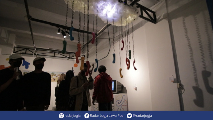 SENI : Para pengunjung pameran melihat karya-karya Silang Saling : Titian dan Undakan di Taman Budaya Yogyakarta, Senin (18/7). (AISYAH UMMI KHARISMA for RADAR JOGJA)