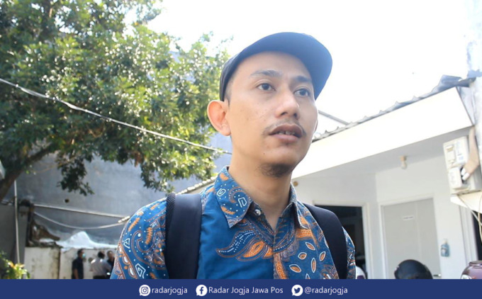 SALAH TANGKAP : Kuasa hukum salah satu terdakwa kasus kekerasan jalanan di Gedongkuning Yogi Zul Fadli mendatangi kantor ORI Perwakilan DIJ, Rabu (20/7). (ANNISSA KARIN/RADAR JOGJA)