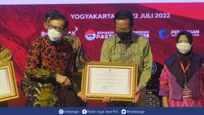 APRESIASI : Menkumham Yasonna Hamonangan Laoly memberikan penghargaan terhadap Gubernur DIJ Hamengku Buwono X atas peran pemerintah daerah dalam memacu pertumbuhan kreativitas dan inovasi kekayaan intelektual di Jogjakarta, di Hotel Tentrem Jogjakarta, Ka