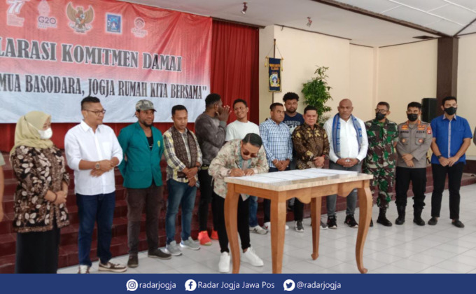 DAMAI : Kelompok NTT, Maluku, dan Papua menggelar deklarasi perdamaian di Gedung Serba Guna Sleman, Sabtu (23/7). )(ANNISSA KARIN/RADAR JOGJA)